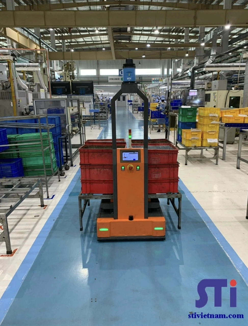 Robot AGV nâng hàng tại nhà máy